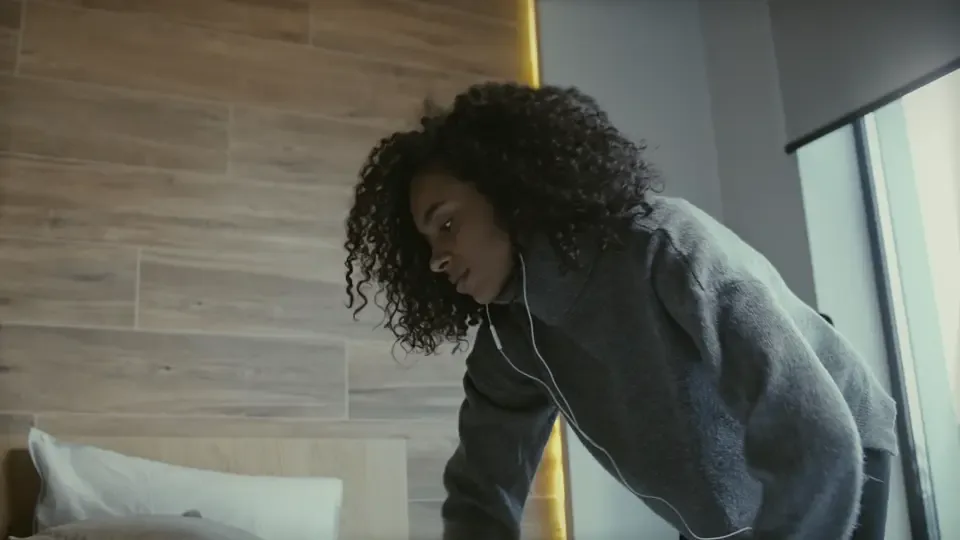 A cleaner fixing a bed